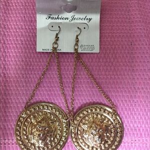 FASHION JEWELRY WOMEN EARRINGS.  GOLD TONE